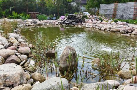 budowa oczka wodne skalniaki i woda płynąca w ogrodzie