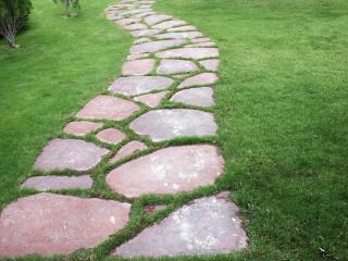 ścieżka ogrodowa z kamiennych płyt - pomysły na ścieżki ogrodowe